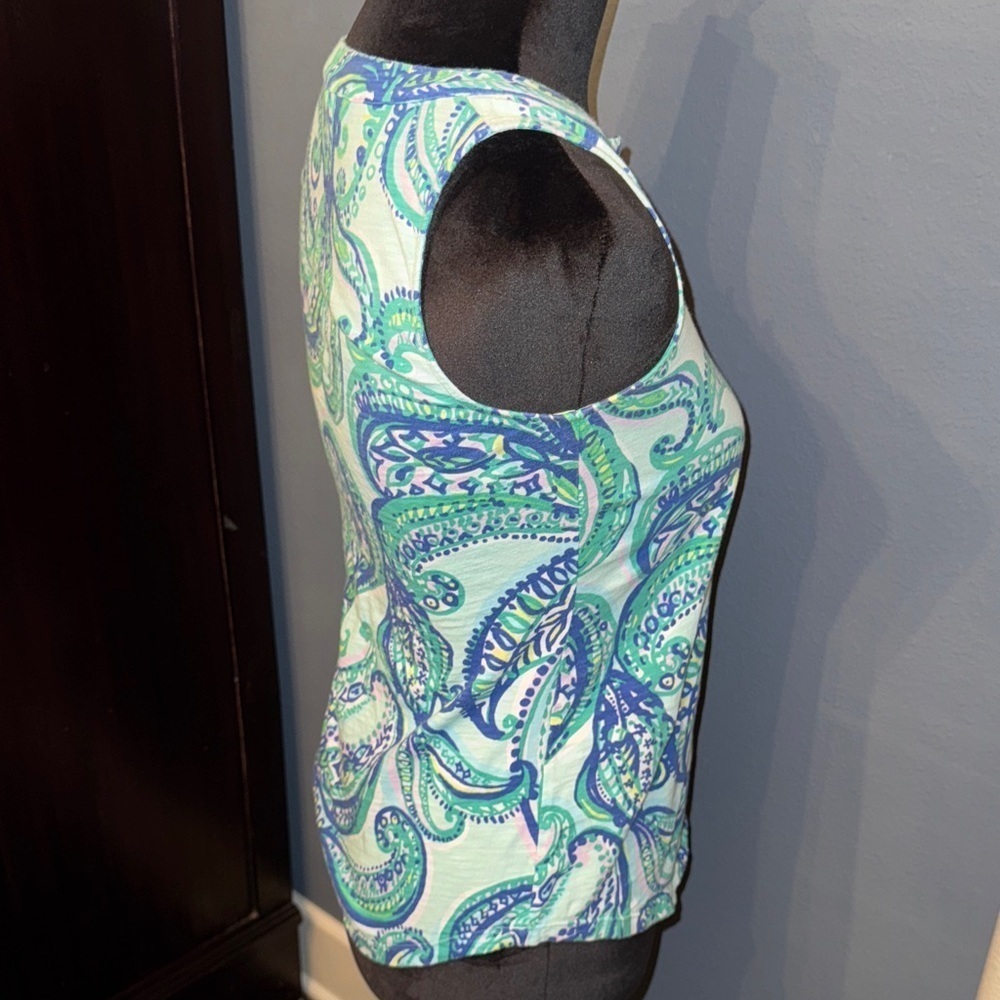 •Lilly Pulitzer notch detail Top• - Picture 2 of 3